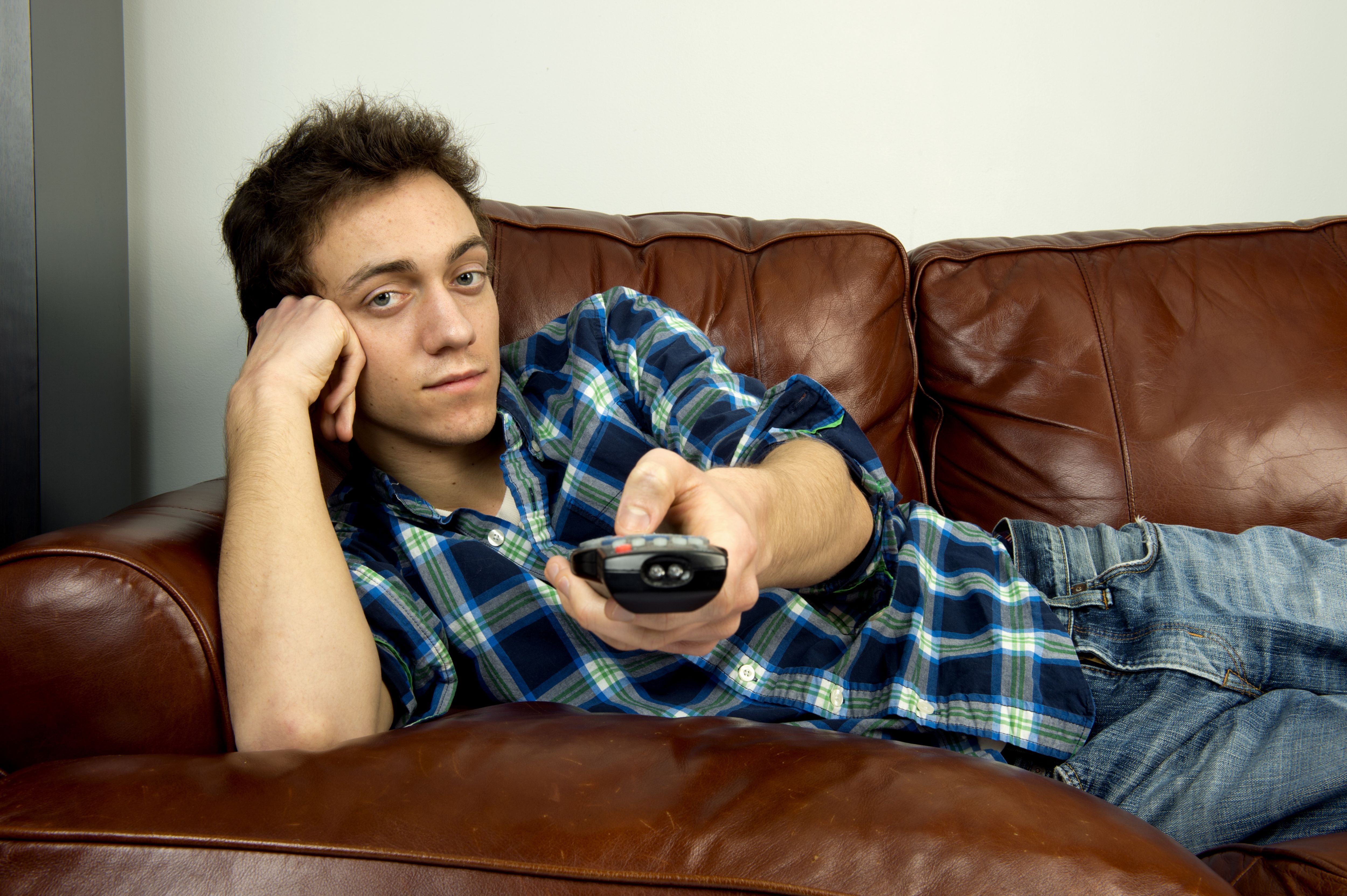 La sédentarité, homme devant la télé